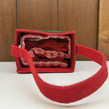 CONFEZIONE REGALO IN FELTRO CON STROFINACCIO CM 12X9X20 